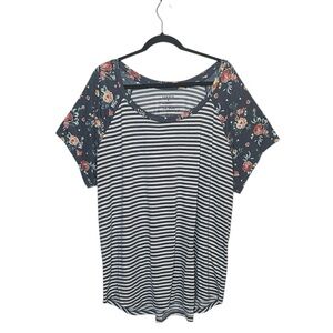TORRID CLASSIC FIT RAGLAN WOMENS STRIPED FLORAL SHORT SLEEVE SHIRT SIZE 4
